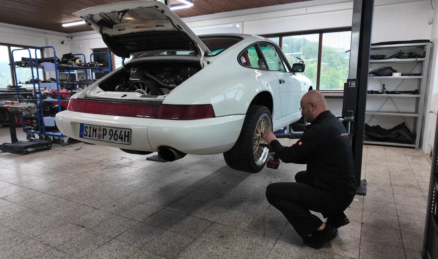 Weißer Porsche Oldtimer auf Hebebühne in Werkstatt Herschbroich